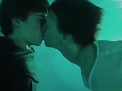 Feel strange and pleasant after FIRST KISS underwater - skam