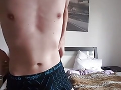 Nackt und geil auf dem Bett